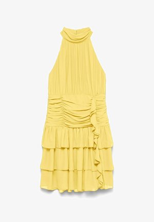 Gele mouwloze halterjurk met geplooide taille, gelaagde ruchesrok en hoge halslijn.