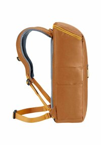 Zaino marrone di profilo laterale con spallacci imbottiti, retro in rete, zip gialla e tasca laterale su sfondo bianco.