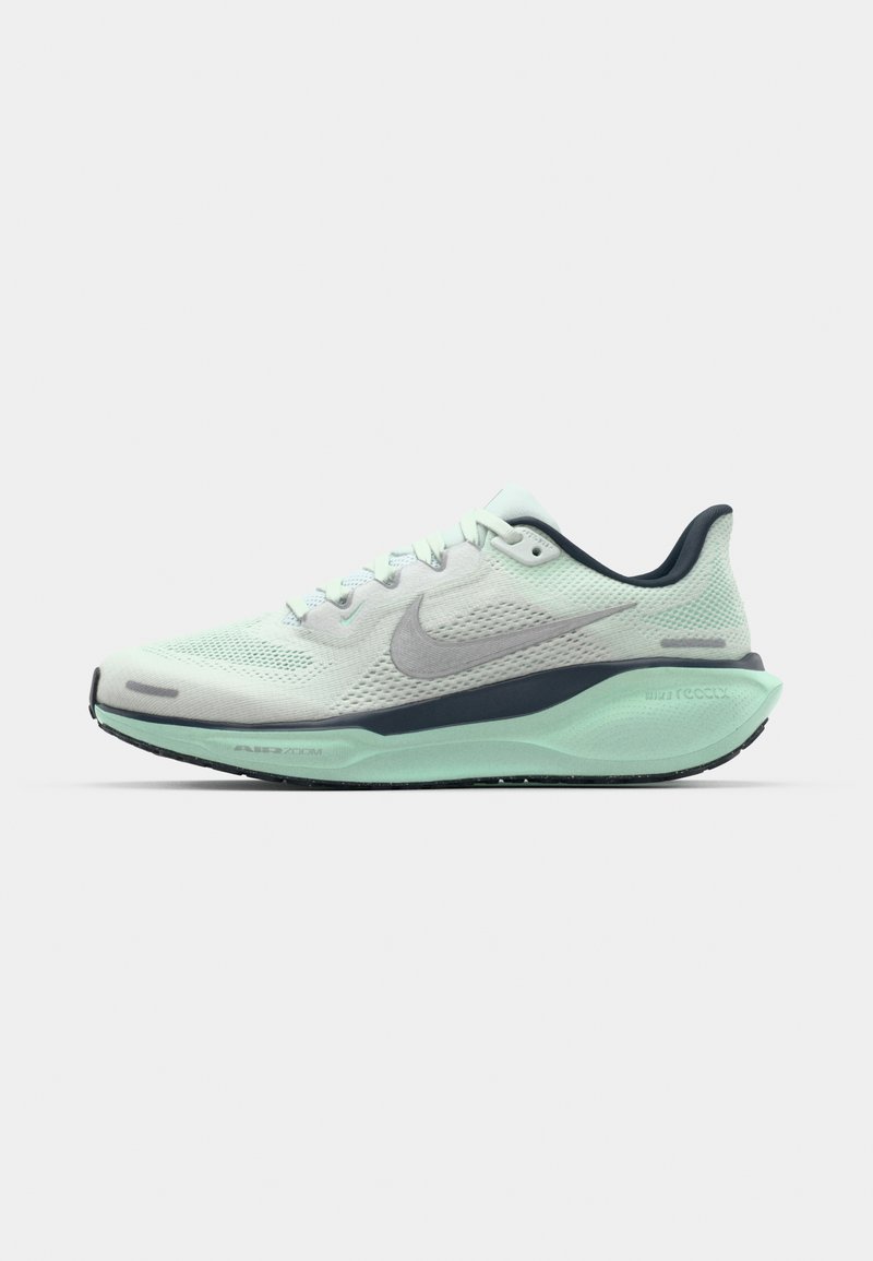 Hellgrüner Mesh-Laufschuh mit einem grauen Swoosh, dunkelblauen Akzenten und einer strukturierten Sohle. Verfügt über eine gepolsterte Zwischensohle und eine Schnürung.