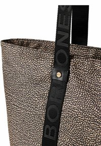 Borsa a tracolla con un motivo a macchie in beige e nero, dotata di una larga tracolla nera impreziosita dalla scritta "BOR." e di un'accento metallico rotondo vicino alla cucitura.