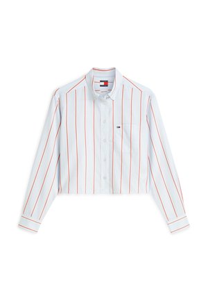 Camisa blanca corta con botones, mangas largas y finas rayas verticales rojas, con un pequeño logo en el bolsillo del pecho izquierdo.