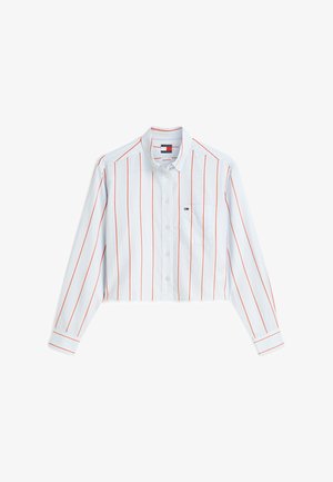 Chemise blanche courte à boutons avec manches longues et fines rayures rouges verticales, avec un petit logo sur la poche poitrine gauche.