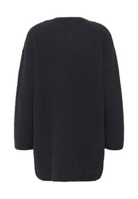 Stickad cardigan i mörk marinblå, med en texturerad yta, oversized passform, sänkta axlar och sidslitsar för lätt rörelse.