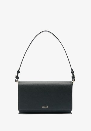 Sac en cuir noir à porter en bandoulière, avec une texture lisse, un accent de logo doré et une bandoulière réglable. Forme rectangulaire avec un devant plat.