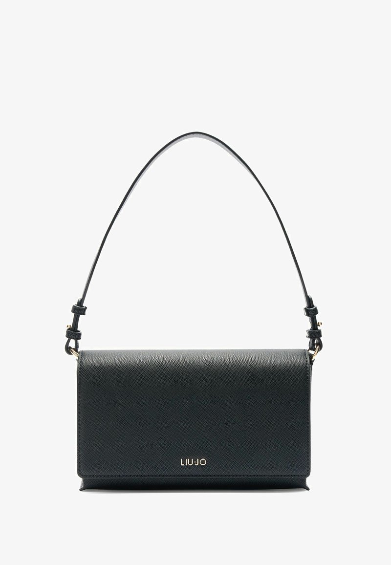 Borsa a tracolla in pelle nera con una finitura liscia, accentuata da un logo dorato e una tracolla regolabile. Forma rettangolare con una parte frontale piatta.