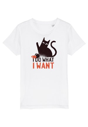 Hvid T-shirt med en sort kat, der vælter en rød kop og teksten "I DO WHAT I WANT" i sorte og røde bogstaver.