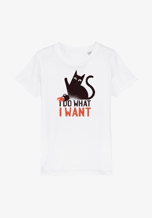 Hvid T-shirt med en sort kat, der vælter en rød kop og teksten "I DO WHAT I WANT" i sorte og røde bogstaver.