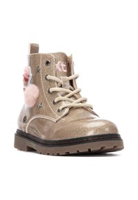 Botines dorados brillantes con pompones rosas y blancos, acentos de estrella plateados y cordones beige. Suela de goma texturizada y detalles cosidos.