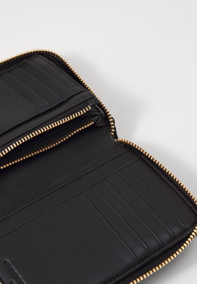 Cartera de cuero negro con cierre de cremallera, que presenta múltiples ranuras para tarjetas y una textura interior suave. El hardware dorado adorna la cremallera.
