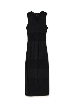 Schwarzes gestricktes Kleid im ärmellosen Design, das horizontale Bänder mit unterschiedlichen Texturen und Schattierungen von Schwarz aufweist, knöchellang.