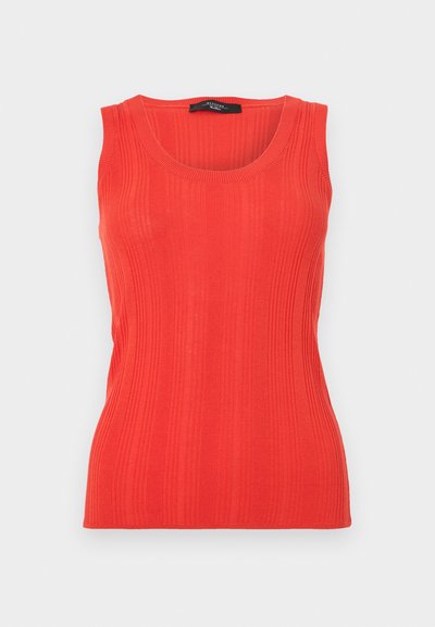 Rotes, geripptes Tanktop mit Rundhalsausschnitt, ärmellosem Design und figurbetonter Silhouette. Der Stoff ist weich und strukturiert, wodurch die Körperkonturen betont werden.