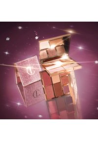 Palette con cornice dorata metallizzata, contenente 10 tonalità di trucco in vari finish. Il compact è decorato con un esterno glitterato rosa.