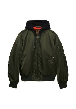 Giacca bomber verde oliva con polsini e orlo a coste, cerniera frontale, tasche con zip e cappuccio nero con coulisse.