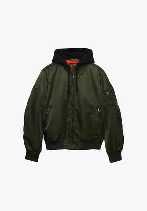 Olivengrøn bomberjakke med ribstrikkede manchetter og kant, lynlås foran, lynlåslommer og en sort hætte med snore.