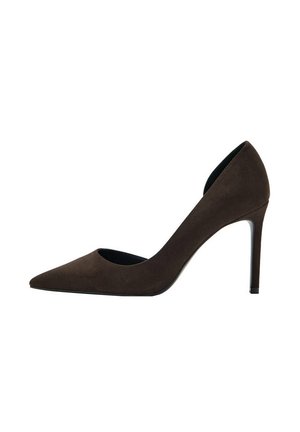 Zapato de salón de ante marrón oscuro con tacón alto, punta puntiaguda y tacón de aguja delgado mostrado de lado sobre un fondo blanco.