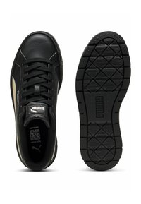 Sneakers neri in pelle con una superficie testurizzata, caratterizzati da dettagli grigi e dorati, punta rotonda e suola in gomma con un motivo a diamante.