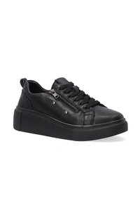 Schwarze Ledersneaker mit einer dicken Sohle, ausgestattet mit vorderen Schnürsenkeln, einem seitlichen Reißverschluss und metallischen Akzenten. Glatte Textur und runde Form.