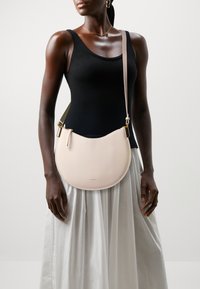 Coccinelle SUNUP - Kézitáska - offwhite/green