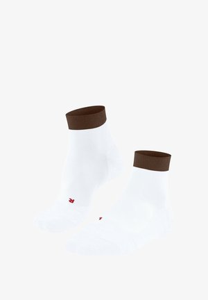 Weiße Knöchelsocken mit braunem, geripptem Bündchen und roten Logoakzenten nahe der Zehenpartie. Glatte Textur, klassisches sportliches Design.