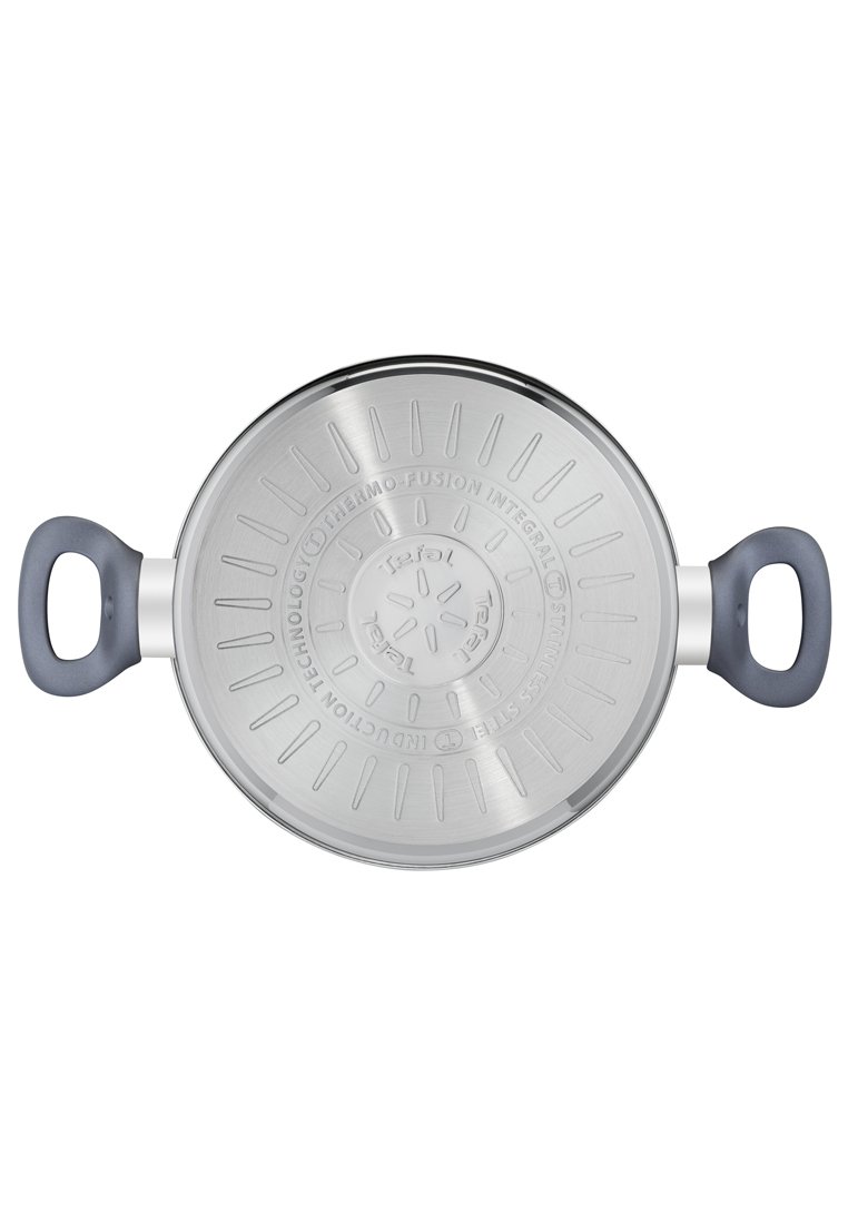 Edelstahl-Kochgeschirr mit doppelten grauen Griffen und kreisförmigem Wärmeleitmuster auf dem Boden, von unten betrachtet.