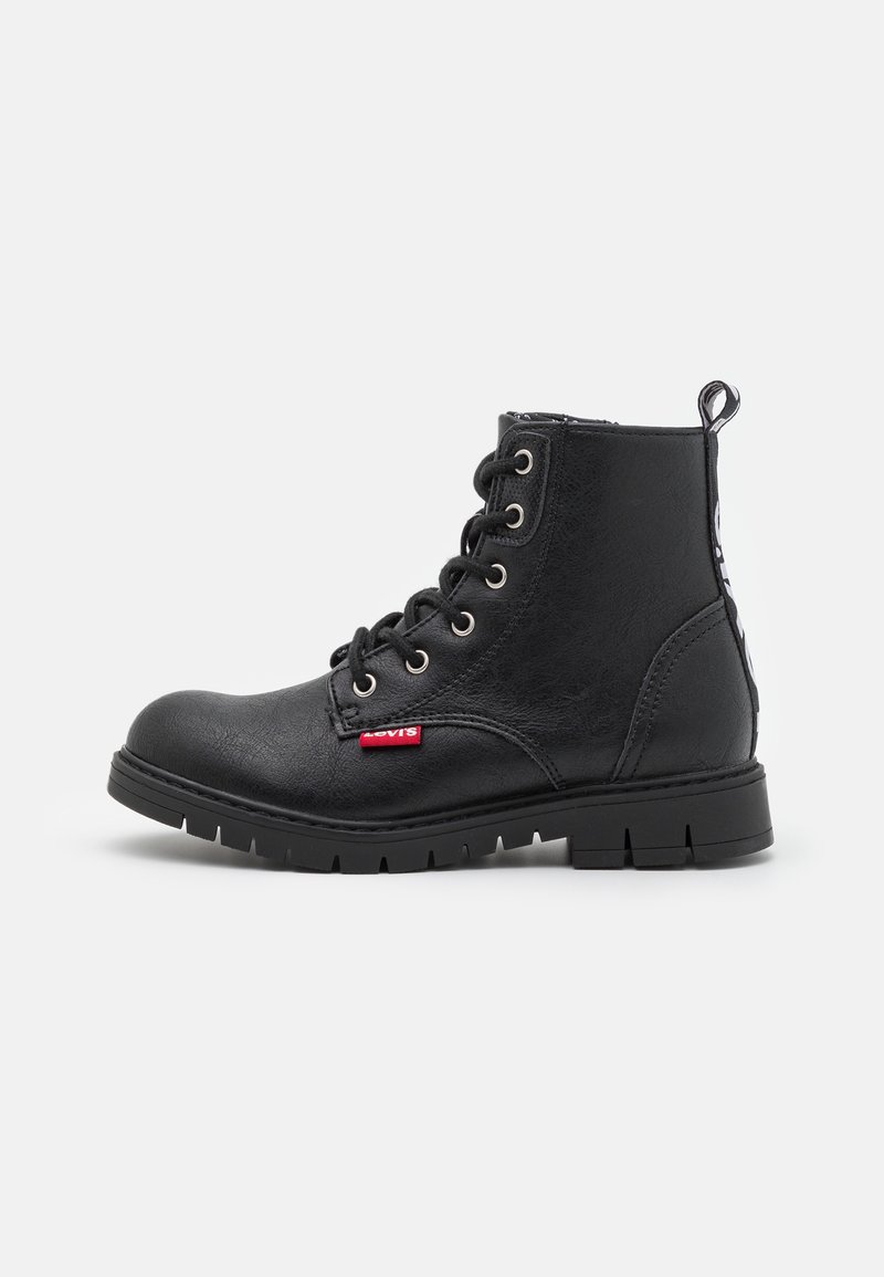 Botte de combat noire en cuir à lacets avec une semelle épaisse et une étiquette rouge Levi's sur le côté, montrée vue de l'extérieur sur fond blanc.