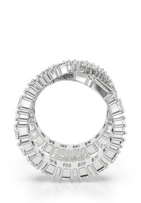 Anillo de plata con múltiples bandas circulares, que presenta piedras rectangulares transparentes dispuestas en fila, exhibiendo un diseño elegante y moderno.