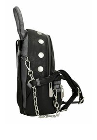 Czarny plecak z ekoskóry z srebrnymi okuciami, dużymi okrągłymi ćwiekami, łańcuszkowymi akcentami oraz zamykaną na zamek komorą. Regulowane paski w zestawie.