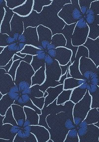 Granatowy materiał z kwiatowym wzorem, przedstawiającym niebieskie kwiaty wyrysowane jasnoniebieskim kolorem, tworzący teksturowany design odpowiedni do różnych zastosowań.