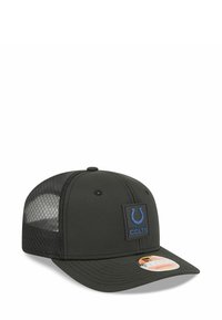 Casquette de baseball noire avec un panneau avant solide, des côtés en maille et un bord plat. Présente un logo bleu des Indianapolis Colts et une étiquette.