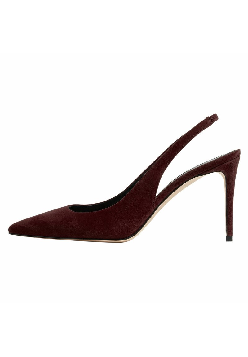 Slingback pump in suede rosso scuro con punta affusolata e tacco a stiletto, vista laterale su sfondo bianco.