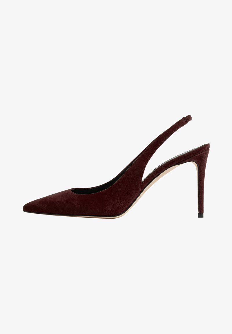 Tamno crveni antilop slingback salonki s oštrom naznakom i štiklom, bočni pogled na bijeloj pozadini.