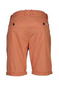 Shorts orange clair avec une texture lisse, des ourlets roulés, des passants de ceinture et deux poches arrière ornées de boutons noirs.