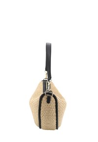 Borsa in paglia intrecciata con manico in pelle nera, base rettangolare e dettagli con zip. Colore beige naturale con texture intrecciata.