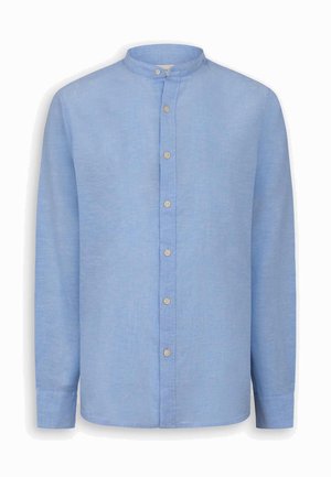 Hellblaues Langarmhemd mit Stehkragen und durchgehendem Knopfleiste mit beigen Knöpfen.