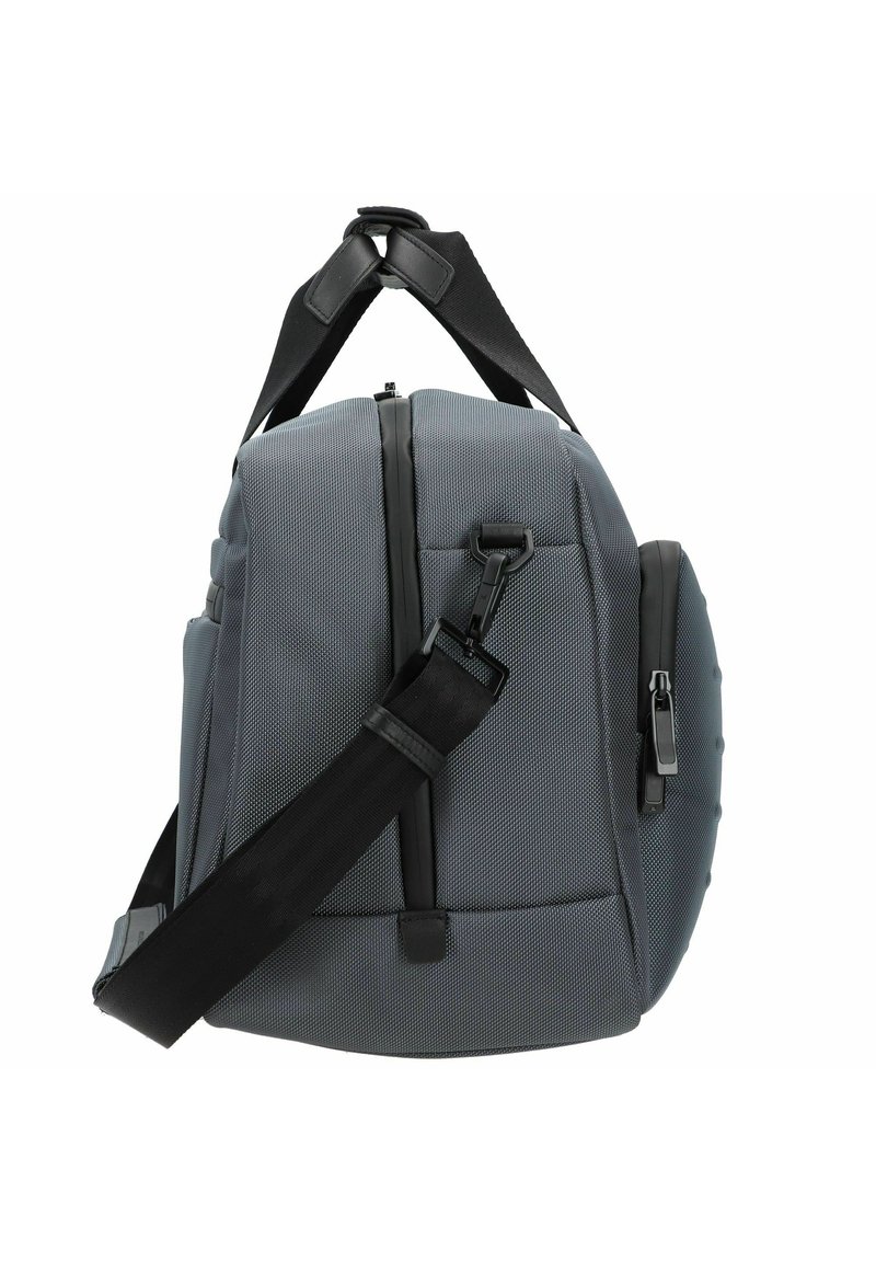 Szary plecak o teksturowanej powierzchni z wyściełanymi bokami, regulowanymi czarnymi paskami, podwójnym zapięciem na zamek błyskawiczny oraz kieszenią boczną dostępną z boku. Kompaktowy, trwały design.