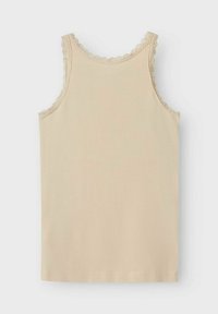 Beige tank topp med blondekant langs halsen og armhulene. Mykt, lett stoff med en jevn tekstur. Ingen synlige mønstre eller logoer.