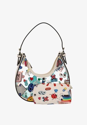 Läpinäkyvä muovinen olkalaukku, jossa värikkäitä graafisia tarroja; sisältää ohuen irrotettavan pussukan, mustan hihnan ja valkoisen reunuksen.