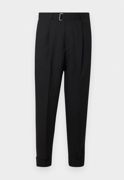 Schwarze maßgeschneiderte Hose mit Gürtel, ausgestattet mit einer glatten Textur, einem gefalteten Vorderteil und Bündchen an den Knöcheln. Schlichtes Design und klassisches Aussehen.