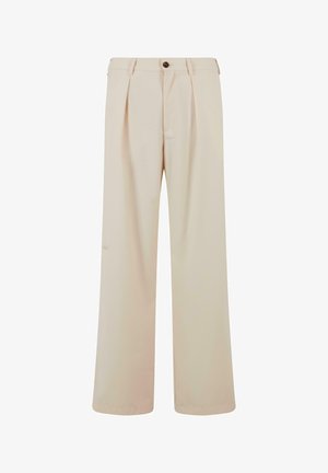 Pantaloni beige a gamba larga con pieghe, dotati di un unico bottone marrone in vita e di una texture liscia e morbida.
