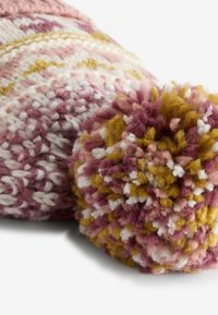 Gehaakte muts met roze, paarse en witte patronen, featuring een grote multicolore pompon gemaakt van fuzzy garen. Zachte stoftextuur.