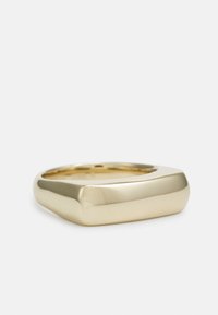Goldfarbener Ring mit einer glatten, polierten Oberfläche, der eine rechteckige Form und abgerundete Kanten aufweist, was ihm ein zeitgemäßes Design verleiht.