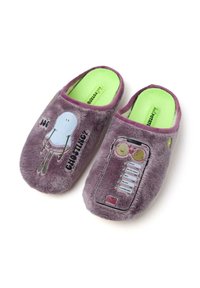 Slippers de felpa morados con una textura suave, que presentan un personaje de dibujos animados y un gráfico de teléfono, forro interior verde y diseño tipo pantufla.