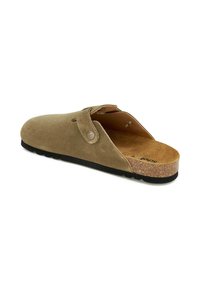 Chaussure brune en daim à enfiler avec un bout rond, semelle en liège et semelle extérieure en caoutchouc noir contrastant ; présente une sangle unique avec un bouton.