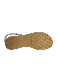 Zilveren sandaal met een textuur strap en een gesloten hak. De rubberen zool heeft een gladde beige afwerking met een stippenpatroon voor grip.