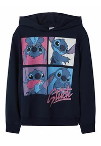 Sudadera azul marino con un gráfico de cuatro ilustraciones de Stitch en varias poses, con una combinación de colores rosa y azul y el texto "Stitch".