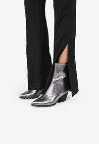 Bosanova CON TACHAS - Botines - plomo