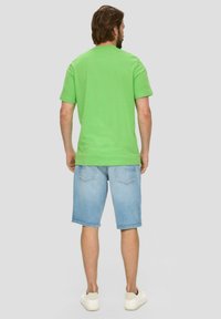 s.Oliver FRONTPRINT - T-shirt print - grün