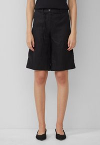 Schwarze Leinen-Shorts mit lockerer Passform, ausgestattet mit einem Knopfverschluss, Kordelzug und Seitentaschen. Glatte Textur, knielanges Design.