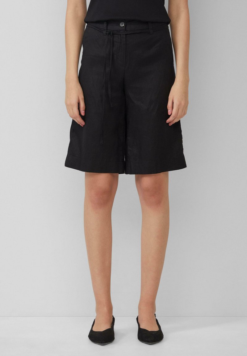 Schwarze Leinen-Shorts mit lockerer Passform, ausgestattet mit einem Knopfverschluss, Kordelzug und Seitentaschen. Glatte Textur, knielanges Design.