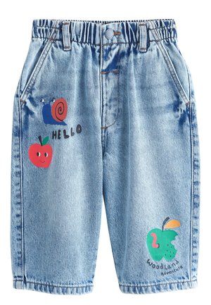 Pantaloni scurți din denim albastru deschis cu talie elastică, cu modele imprimate colorate cu un melc, mere și cuvintele „HELLO” și „aventură în pădure.”